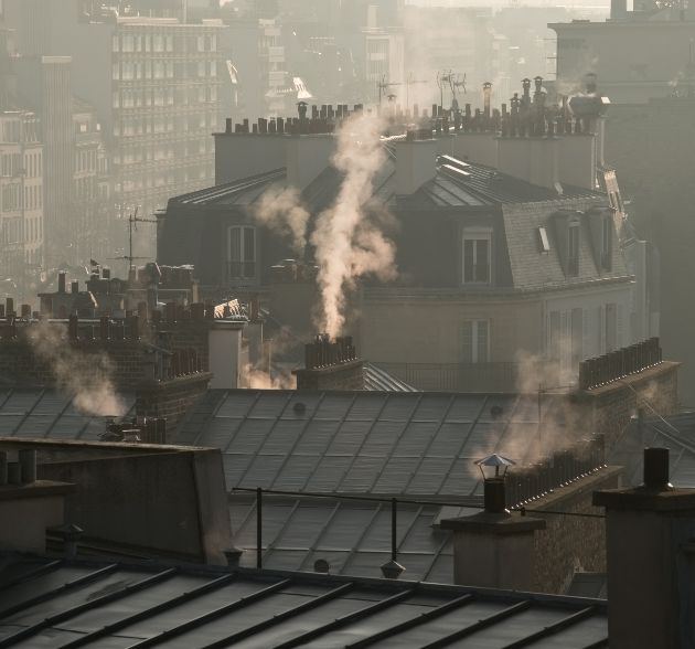 Diagnostiqueur TEK DIAG réalisant un contrôle dans un logement